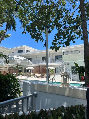 een gebouw met een zwembad en een resort bij Royal Palms Resort & Spa in Fort Lauderdale