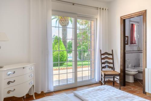 1 dormitorio con baño con ventana y aseo en Andalusische Luxus-Finca, en Arriate
