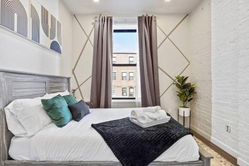 sypialnia z dużym łóżkiem i oknem w obiekcie SWJ 2nd - Times SQ, Brooklyn Bridge, LGA in 15 min w Nowym Jorku