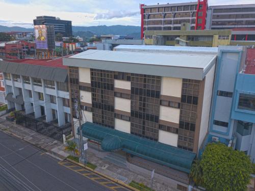 una vista aérea de un edificio en una ciudad en Apartotel Tairona, en San Pedro