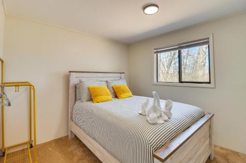 מיטה או מיטות בחדר ב-Quiet East Stroudsburg Home with Grill and Fireplace!
