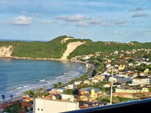 widok na plażę z miastem i ocean w obiekcie Ponta Negra Flats Confort ACCOMMODATIONS AMAQ 18 andar w mieście Natal