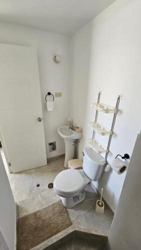 a bathroom with a toilet and a sink at Departamento amoblado Huanchaquito in Huanchaco