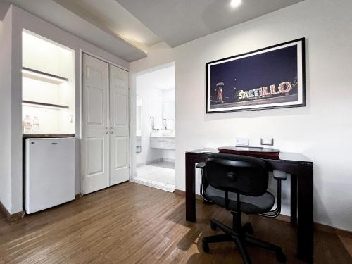 een kantoor met een bureau en een stoel in een kamer bij Quinta Dorada Hotel & Suites in Saltillo