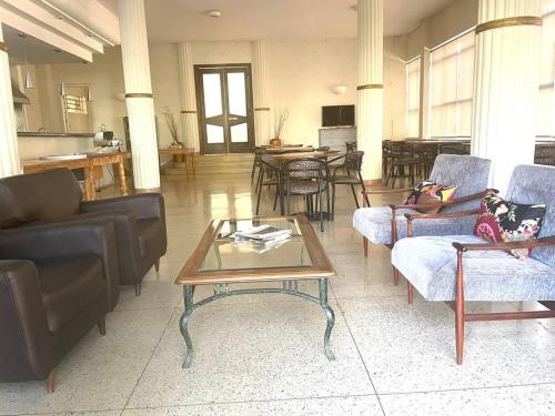 a living room with couches and a coffee table at Grande Hotel Amparo in Amparo
