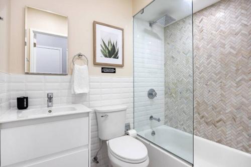 a bathroom with a toilet and a sink and a shower at SWJ 3rd - Sleeps 7,Close to LGA,Times Sq in 25 min in New York