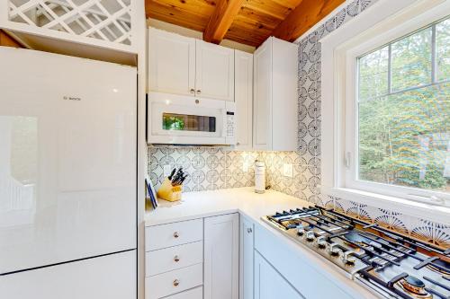 Kuchyň nebo kuchyňský kout v ubytování Periwinkle Cottage