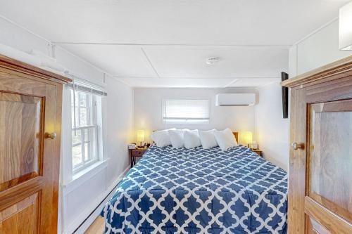 een slaapkamer met een blauw en wit bed met 2 kussens bij Seaside Cottage in Bristol