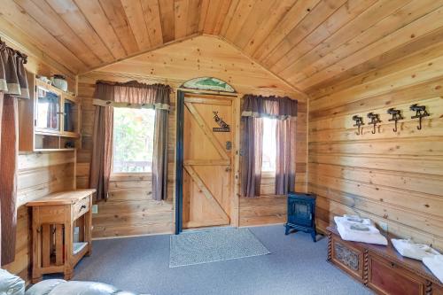 Habitación con cabaña de madera con puerta en Soldotna Fishing Lodges with Dock on Kenai River!, en Sterling