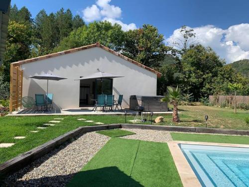 uma pequena casa com piscina num quintal em Villa La source & SPA em Pont-de-Labeaume