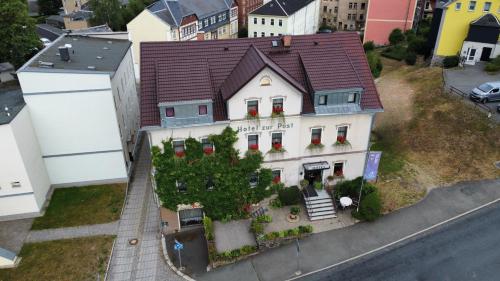 ein Modell eines Hauses mit einem Baum davor in der Unterkunft Hotel zur Post in Klingenthal