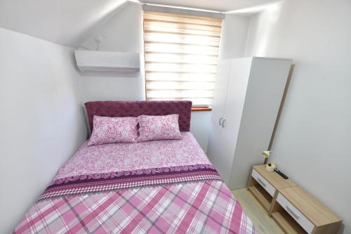 Postel nebo postele na pokoji v ubytování Apartmani Filipović