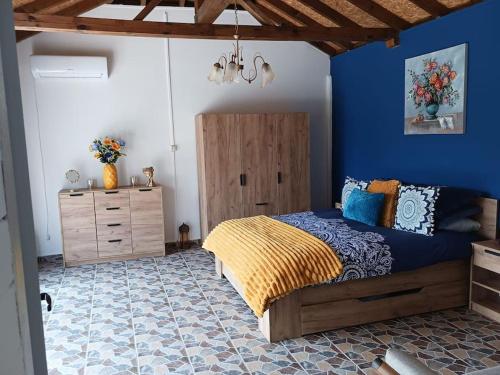 Łóżko lub łóżka w pokoju w obiekcie Garden Cottage sokolovo Balchik