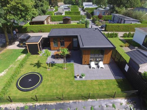 an aerial view of a house with a backyard at Vakantieverblijf Te Plak in Tzummarum