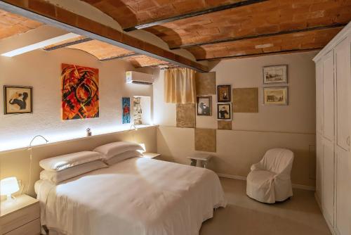 A bed or beds in a room at Apt in San Niccolò a pochi passi da Ponte Vecchio
