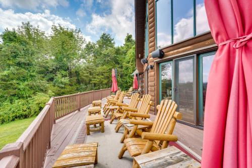 Μπαλκόνι ή βεράντα στο Luxury Log Cabin with EV Charger and Mtn Views!