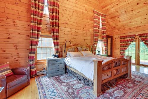 Ένα ή περισσότερα κρεβάτια σε δωμάτιο στο Luxury Log Cabin with EV Charger and Mtn Views!