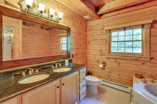 Ένα μπάνιο στο Luxury Log Cabin with EV Charger and Mtn Views!