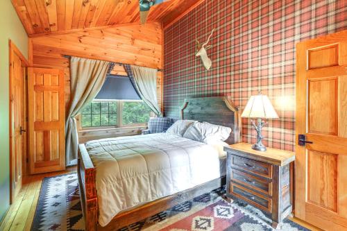 Blairstown的住宿－Luxury Log Cabin with EV Charger and Mtn Views!，一间卧室设有一张床和一个窗口