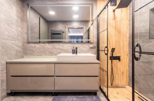 y baño con lavabo y espejo. en Luxury apartment in the heart of Nisantasi en Estambul