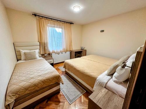 Hotel Čile في كولاسين: غرفة نوم بسريرين ونافذة