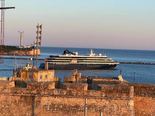 a cruise ship is docked in the water at welkome OCEAN BREEZE in Portimão