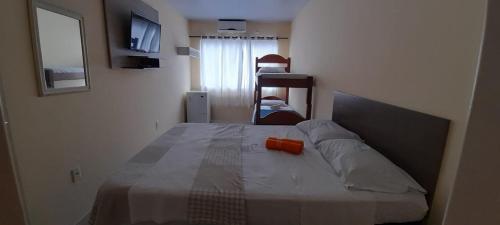Een bed of bedden in een kamer bij Kata Suites Floripa