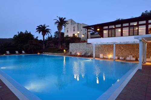 une grande piscine en face d'un bâtiment dans l'établissement Agriturismo Torre dei Preti, à Peschici