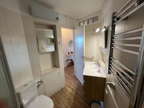 een witte badkamer met een toilet en een wastafel bij welkome OCEAN BREEZE in Portimão