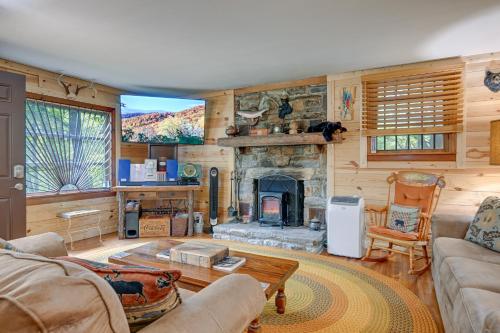 Χώρος καθιστικού στο Fire Pit, Grill, and Views Cashiers Getaway!