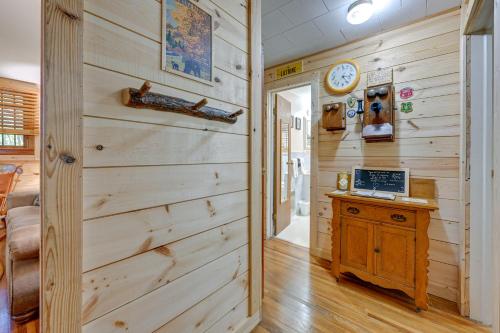 Η κουζίνα ή μικρή κουζίνα στο Fire Pit, Grill, and Views Cashiers Getaway!