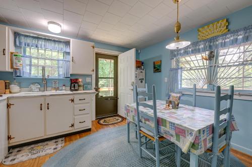Η κουζίνα ή μικρή κουζίνα στο Fire Pit, Grill, and Views Cashiers Getaway!