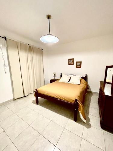 um quarto com uma cama num quarto em Casa en Alquiler Margarita em San Fernando del Valle de Catamarca