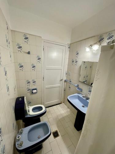 La salle de bains est pourvue de toilettes et d'un lavabo. dans l'établissement Casa en Alquiler Margarita, à San Fernando del Valle de Catamarca