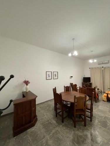 uma sala de estar com uma mesa de jantar e cadeiras em Casa en Alquiler Margarita em San Fernando del Valle de Catamarca