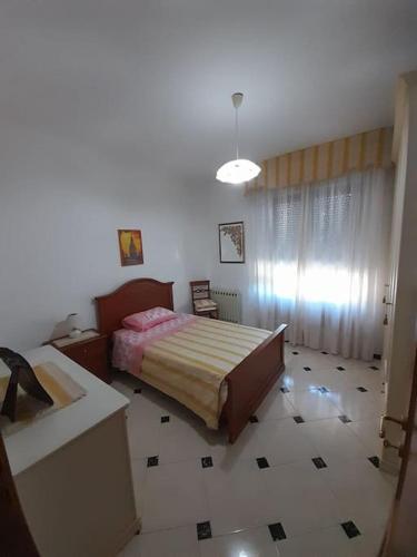 una camera con un letto e un lavandino di appartamento in casa Lai a Desulo