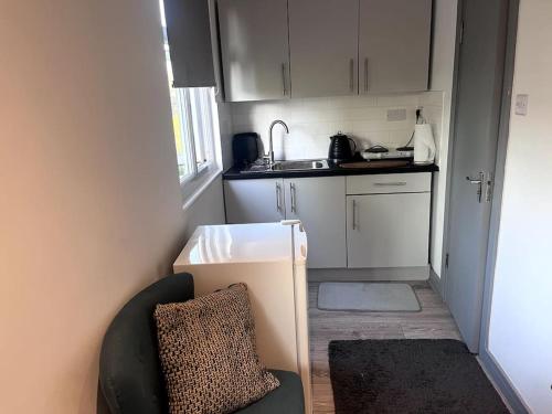 Dapur atau dapur kecil di Romford Cosy Studio Flat
