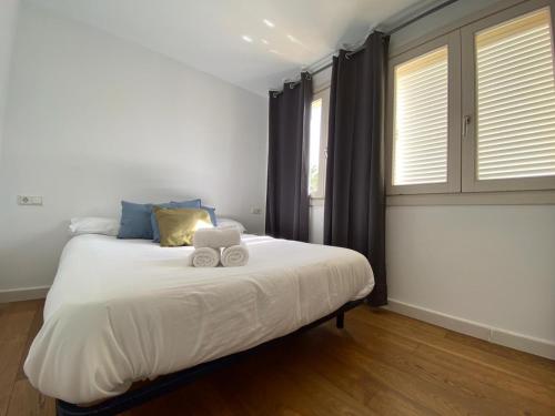 sypialnia z łóżkiem z pluszowym misiem w obiekcie Apartamentos Ceo ciudad w mieście Ronda