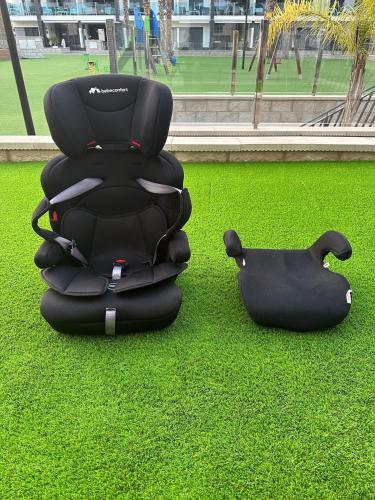 a black chair and a skateboard on the grass at Oasis Beach XII - Casa Lotus in Guardamar del Segura