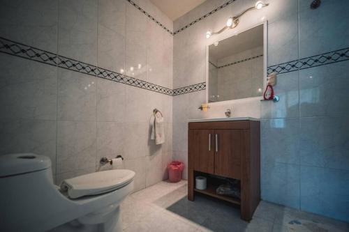 ein Badezimmer mit einem WC, einem Waschbecken und einem Spiegel in der Unterkunft Preciosa Casa en Yautepec, Morelos. in Yautepec de Zaragoza