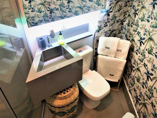 a small bathroom with a toilet and a sink at Apto MILAO na Vila Paraíso, prático e relaxante in Maringá