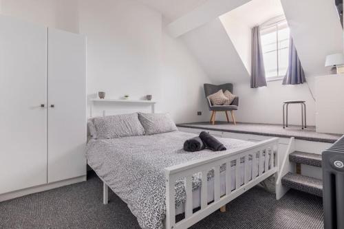 Un pat sau paturi într-o cameră la Castle Garden View