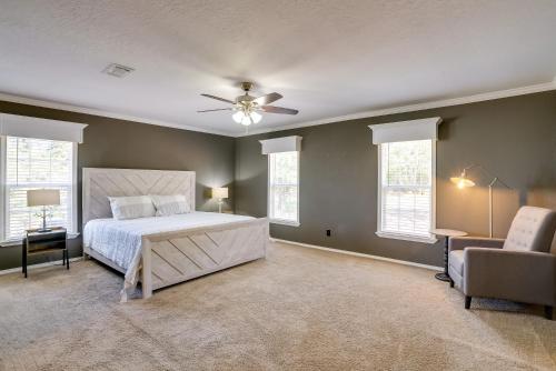 Ένα ή περισσότερα κρεβάτια σε δωμάτιο στο Fishermans Paradise Lake-View Home in Many!