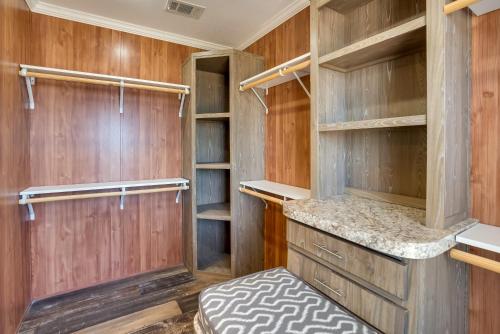 Φωτογραφία από το άλμπουμ του Fishermans Paradise Lake-View Home in Many! σε Alliance