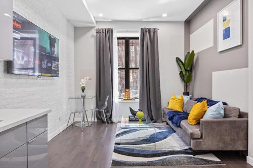 Χώρος καθιστικού στο SWJ 1st - Near Most Attractions Walk to Train Times Sq near