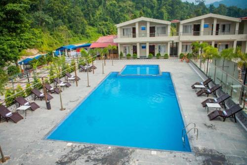 une image de la piscine d'un complexe dans l'établissement Hotel Quick20 And Riverside Pvt. Ltd., à Amlekhganj