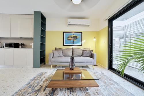 a living room with a couch and a table at La Moderna by Wynwood House in Panama City