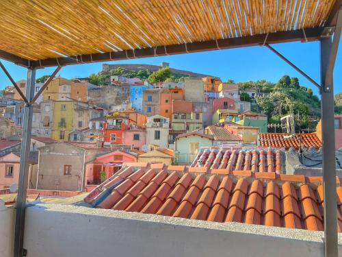 ボーザにあるHouse with Dream Panoramic Terrace in the Heart of Bosa, 80 sqm with BBQ and Breathtaking Viewのギャラリーの写真