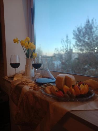 a table with a plate of food and two glasses of wine at Luminoso y acogedor apartamento in San Juan