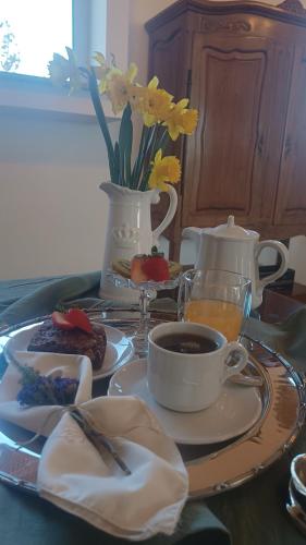 a table with plates of food and a cup of coffee at Luminoso y acogedor apartamento in San Juan